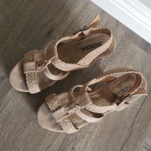 Nude wedges
